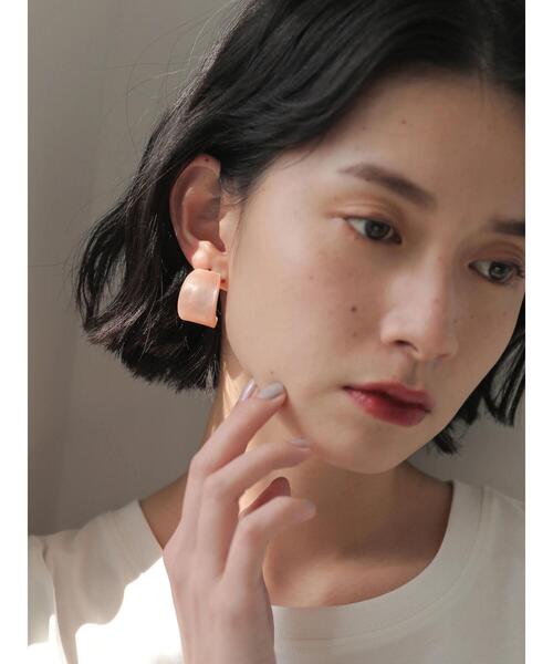 AMERICAN HOLIC(アメリカンホリック)の「カーブカラーアクリルピアス *(ピアス(両耳用)・レディース・グレー/ピンク/アイボリー/グリーン系その他3・FREE)」の6枚目の写真