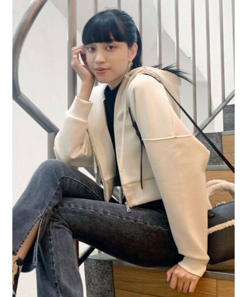 EMODA（エモダ）の「ボンディングジップフーディー（パーカー・レディース・ブラック/ブラウン/アイボリー・FREE）」の4枚目の写真