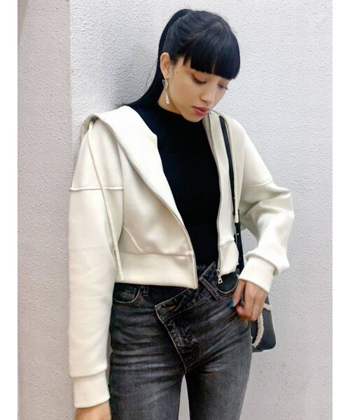 EMODA（エモダ）の「ボンディングジップフーディー（パーカー・レディース・ブラック/ブラウン/アイボリー・FREE）」の6枚目の写真