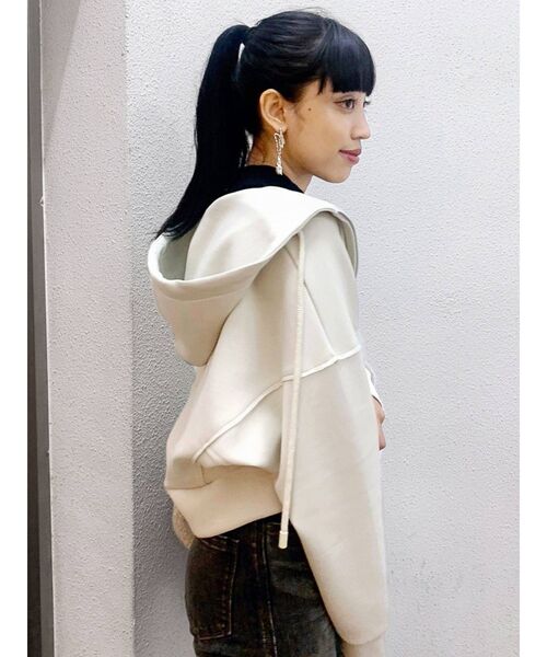 EMODA（エモダ）の「ボンディングジップフーディー（パーカー・レディース・ブラック/ブラウン/アイボリー・FREE）」の7枚目の写真