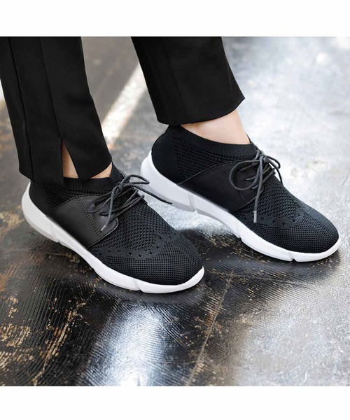 IEDIT(イディット)の「IEDIT 通勤も公園も対応! ウイングチップデザインできれいめに編み立てた 軽量ニットスニーカー(スニーカー・レディース・ブラック/ベージュ・2/4/6/3/5/1)」の2枚目の写真