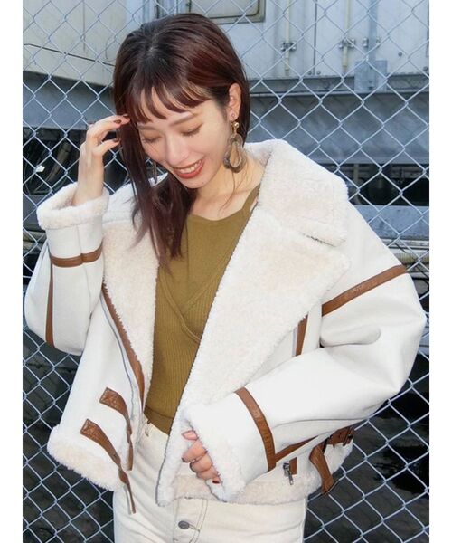 MURUA(ムルーア)の「ベルトフェイクムートンブルゾン(ブルゾン・レディース・アイボリー/ブラック/モカ・FREE)」の9枚目の写真