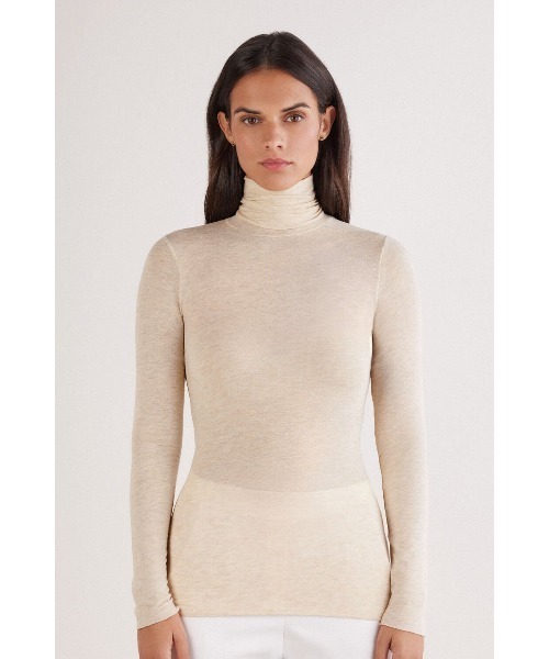 Intimissimi（インティミッシミ）の「モダール カシミヤ ウルトラライト ハイネック トップ（ニット/セーター・レディース・ブラック/アイボリー/ナチュラル/ブルー/ライトベージュ/ホワイト/レッド/ヘザーグレー/ワインレッド/ライトパープル/スカイブルー/ダークウッド/ダークグリーン/アッシュグレー/インディゴブルー/バーガンディー/スモークピンク/アーミー/グレイッシュブルー/オートミール/ワイン系1・S/M/L）」の8枚目の写真