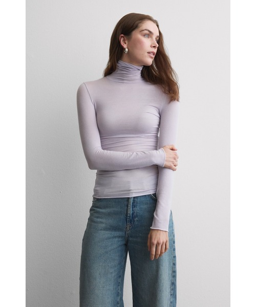 Intimissimi(インティミッシミ)の「モダール カシミヤ ウルトラライト ハイネック トップ(ニット/セーター・レディース・ブラック/アイボリー/ナチュラル/ブルー/ライトベージュ/ホワイト/レッド/ヘザーグレー/ワインレッド/ライトパープル/スカイブルー/ダークウッド/モスグリーン系/アッシュグレー/インディゴブルー/レッド系その他/スモークピンク/アーミー/グレイッシュブルー/オートミール/ワイン系1/ライラック・S/M/L)」の17枚目の写真