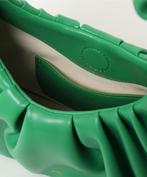 MADEMOISELLE ROPE'（マドモアゼル ロペ）の「【JW PEI】GABBI ギャザーハンドバッグ（ハンドバッグ・レディース・オフホワイト/グリーン・FREE）」の6枚目の写真