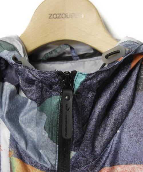 PUMA urban mobility by hussein chalayan(プーマバイフセインチャラヤン)の「総柄ジップアップブルゾン(ブルゾン・メンズ・ネイビー・X-SMALL)」の3枚目の写真