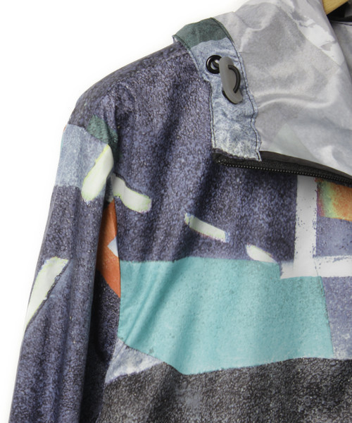 PUMA urban mobility by hussein chalayan(プーマバイフセインチャラヤン)の「総柄ジップアップブルゾン(ブルゾン・メンズ・ネイビー・X-SMALL)」の4枚目の写真