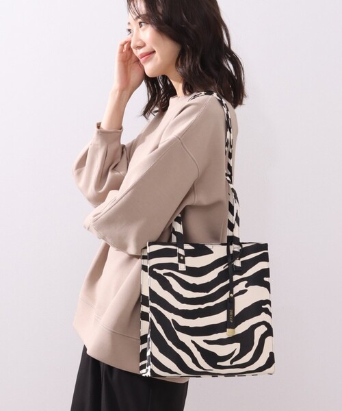 DRESKIP（ドレスキップ）の「◆チャ－ム付スクエアト－ト（トートバッグ・レディース・ブラック/グレー/ブラック系3/アイボリー系4・00）」の3枚目の写真