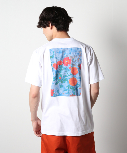 JOURNAL STANDARD(ジャーナルスタンダード)の「【COLIN SUSSINGHAM/コリン・サッシンガム】Flower Tシャツ(Tシャツ/カットソー・メンズ・ホワイト・MEDIUM/LARGE/X-LARGE)」の1枚目の写真