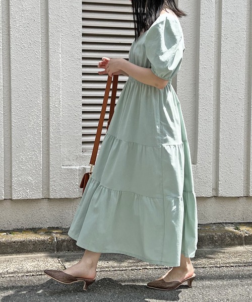 Jewelobe（ジュエローブ）の「ペンタゴンネックボリュームスリーブティアードワンピース（ワンピース・レディース・ベージュ/グリーン・FREE）」の10枚目の写真
