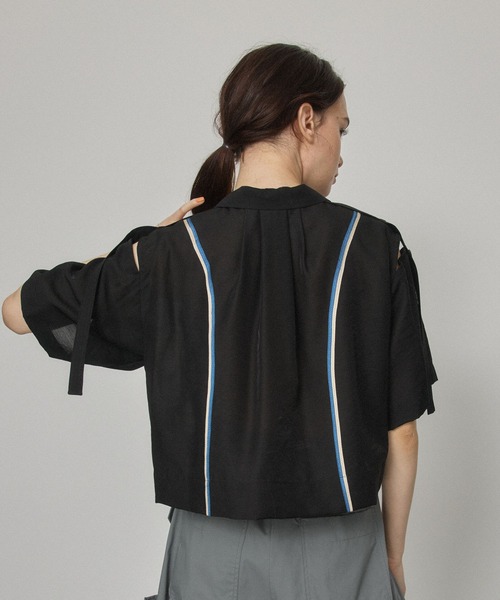 PUBLIC TOKYO エンブロイダリークロップドシャツ　ブラック PUBLIC TOKYO（パブリックトウキョウ）の「エンブロイダリークロップド