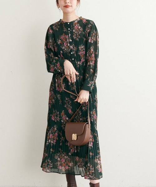 natural couture(ナチュラルクチュール)の「WEB限定カラー/2022AWアイテム/繊細なプリーツ使いが大人上品な1枚◎ マジョリカプリーツパール釦ワンピース(ワンピース・レディース・ブルー/その他2/ブラック/ピンク/その他1/ベージュ/その他3・FREE)」の6枚目の写真