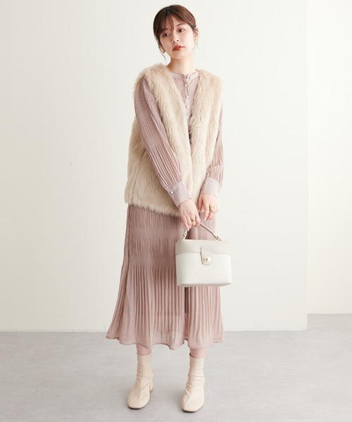 natural couture(ナチュラルクチュール)の「WEB限定カラー/2022AWアイテム/繊細なプリーツ使いが大人上品な1枚◎ マジョリカプリーツパール釦ワンピース(ワンピース・レディース・ブルー/その他2/ブラック/ピンク/その他1/ベージュ/その他3・FREE)」の3枚目の写真