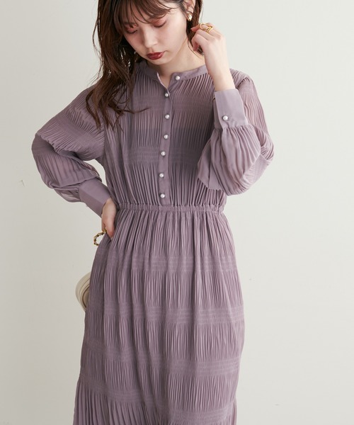 natural couture(ナチュラルクチュール)の「WEB限定カラー/2022AWアイテム/繊細なプリーツ使いが大人上品な1枚◎ マジョリカプリーツパール釦ワンピース(ワンピース・レディース・ブルー/その他2/ブラック/ピンク/その他1/ベージュ/その他3・FREE)」の5枚目の写真