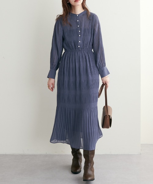 natural couture(ナチュラルクチュール)の「WEB限定カラー/2022AWアイテム/繊細なプリーツ使いが大人上品な1枚◎ マジョリカプリーツパール釦ワンピース(ワンピース・レディース・ブルー/その他2/ブラック/ピンク/その他1/ベージュ/その他3・FREE)」の4枚目の写真