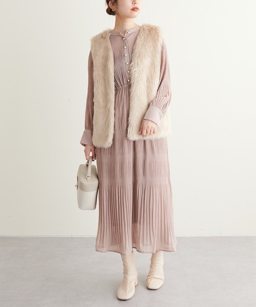 natural couture(ナチュラルクチュール)の「WEB限定カラー/2022AWアイテム/繊細なプリーツ使いが大人上品な1枚◎ マジョリカプリーツパール釦ワンピース(ワンピース・レディース・ブルー/その他2/ブラック/ピンク/その他1/ベージュ/その他3・FREE)」の13枚目の写真