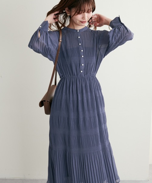 natural couture(ナチュラルクチュール)の「WEB限定カラー/2022AWアイテム/繊細なプリーツ使いが大人上品な1枚◎ マジョリカプリーツパール釦ワンピース(ワンピース・レディース・ブルー/その他2/ブラック/ピンク/その他1/ベージュ/その他3・FREE)」の21枚目の写真