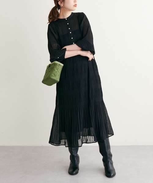 natural couture(ナチュラルクチュール)の「WEB限定カラー/2022AWアイテム/繊細なプリーツ使いが大人上品な1枚◎ マジョリカプリーツパール釦ワンピース(ワンピース・レディース・ブルー/その他2/ブラック/ピンク/その他1/ベージュ/その他3・FREE)」の9枚目の写真