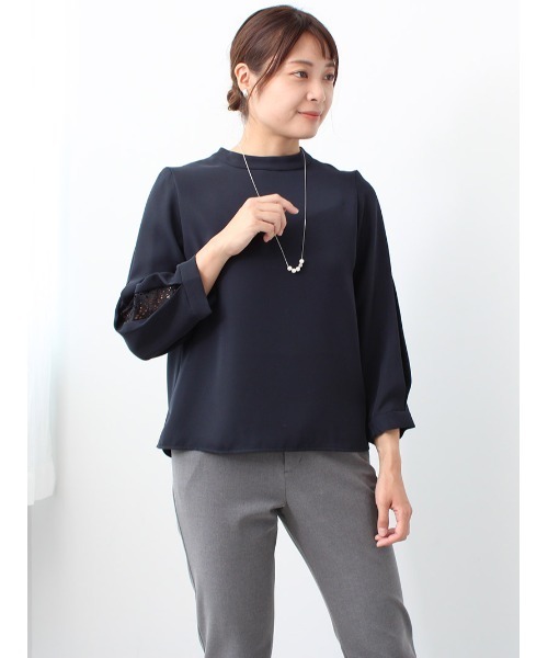 fleur by mint breeze(フルールバイミントブリーズ)の「【M~5L 大きいサイズ】レース使い モックネック風 クラシカル ブラウス(シャツ/ブラウス・レディース・ライトグレー/ピンク/ネイビー・M/L/LL/3L/4L/5L)」の3枚目の写真