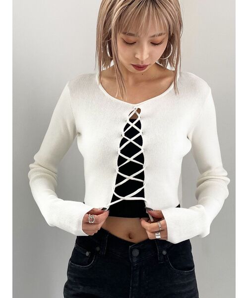 EMODA(エモダ)の「フロントレースフィットトップ(ニット/セーター・レディース・ホワイト/ブラック/ブルー・FREE)」の2枚目の写真