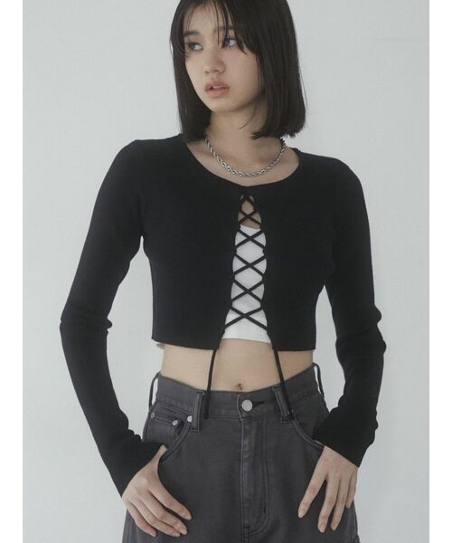 EMODA(エモダ)の「フロントレースフィットトップ(ニット/セーター・レディース・ホワイト/ブラック/ブルー・FREE)」の1枚目の写真