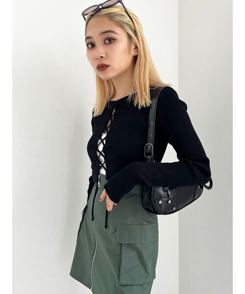 EMODA(エモダ)の「フロントレースフィットトップ(ニット/セーター・レディース・ホワイト/ブラック/ブルー・FREE)」の7枚目の写真