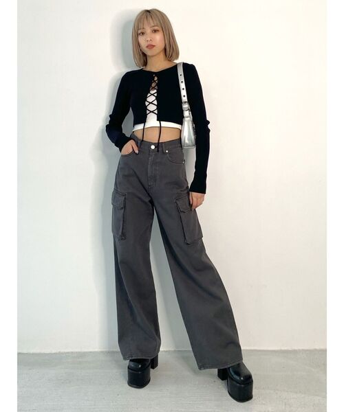 EMODA(エモダ)の「フロントレースフィットトップ(ニット/セーター・レディース・ホワイト/ブラック/ブルー・FREE)」の4枚目の写真