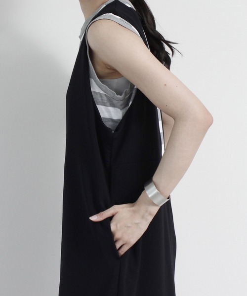 Fizz（フィズ）の「【Fizz/フィズ】　カットジョーゼット　Vネックジャンパースカート（サロペット/オーバーオール・レディース・ブラック/モカ/ネイビー/サンドグレー/グリーン・M/L）」の9枚目の写真