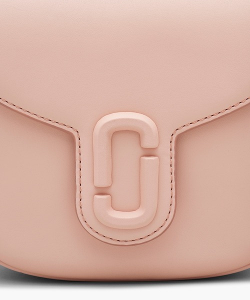 MARC JACOBS(マークジェイコブス)の「THE LEATHER COVERED J MARC SMALL SADDLE BAG/ザ レザー カバード Jマーク スモール サドルバッグ(ショルダーバッグ・レディース・ホワイト系/オレンジ/ブラック/レッド/ピンク/ローズ/ライトカーキ/キャメル/ピンク系/オレンジ系/グレイッシュベージュ・ONE SIZE)」の17枚目の写真