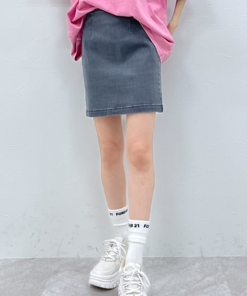 FOREVER 21（フォーエバー トゥエンティーワン）の「【FEMININE】タイトデニムミニスカート（デニムスカート・レディース・ダークブルー/ライトインディゴブルー/ブラック・MEDIUM/SMALL/LARGE）」の2枚目の写真