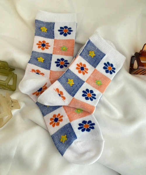 WEGO(ウィゴー)の「WEGO/レトロフラワークルーソックス(ソックス/靴下・レディース・ホワイト/グリーン/パープル・23-25cm)」の2枚目の写真