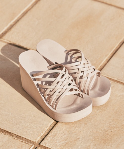 San-ai Resort 三愛水着楽園（サンアイリゾート　サンアイミズギラクエン）の「レザーライク編みサンダル（サンダル・レディース・ブラック/ベージュ/ホワイト・SMALL/MEDIUM/LARGE）」の7枚目の写真