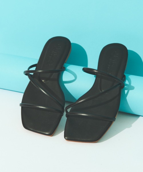 MERLOT（メルロー）の「細ストラップフラットサンダル（サンダル・レディース・ナチュラル/ブラック・MEDIUM/SMALL/LARGE）」の2枚目の写真