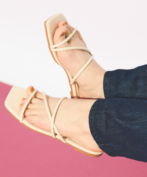 MERLOT（メルロー）の「細ストラップフラットサンダル（サンダル・レディース・ナチュラル/ブラック・MEDIUM/SMALL/LARGE）」の3枚目の写真