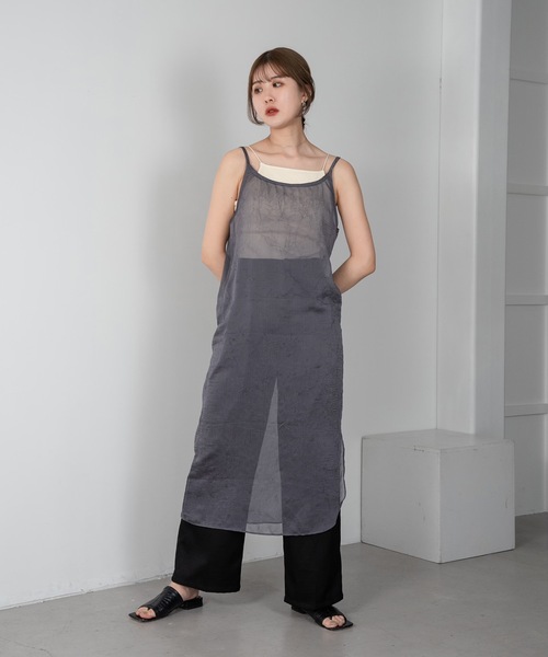 Amiur（エミレ）の「sheer layered long camisole / シアーレイヤードロングキャミソール（ワンピース・レディース・ブラック/チャコールグレー/ベージュ・FREE）」の9枚目の写真