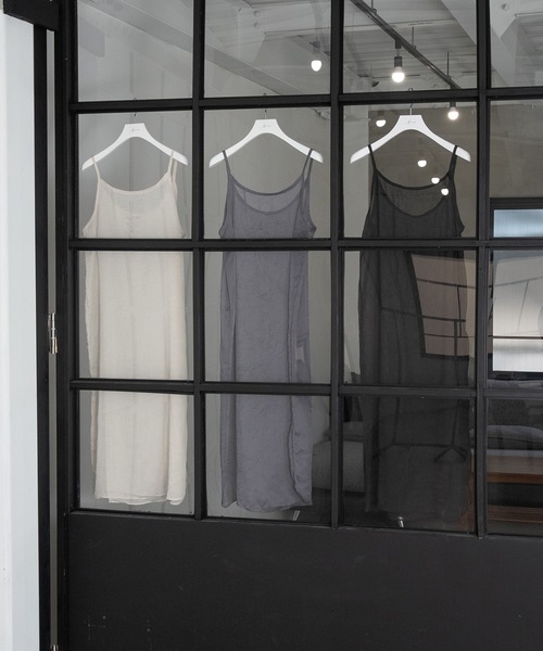 Amiur（エミレ）の「sheer layered long camisole / シアーレイヤードロングキャミソール（ワンピース・レディース・ブラック/チャコールグレー/ベージュ・FREE）」の13枚目の写真