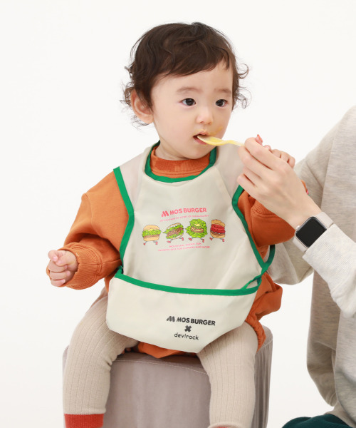 devirock(デビロック)の「モスバーガーコラボ 撥水 ポケッタブル お食事エプロン(スタイ/よだれかけ・キッズ・その他1・ONE SIZE)」の1枚目の写真