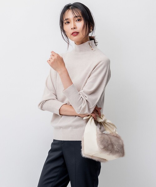 23区(ニジュウサンク)の「セミウーステッド ハイネック ニット(ニット/セーター・レディース・ブラック系/ベージュ系/ダルブルー系/アイボリー系・46/44)」の1枚目の写真