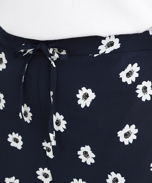 B:MING by BEAMS（ビーミングバイビームス）の「ビーミング by ビームス / 小花プリントパンツ（その他パンツ・レディース・ネイビー・MEDIUM/SMALL）」の8枚目の写真