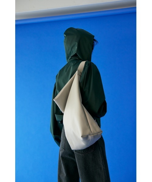 RIM.ARK(リムアーク)の「Minimal shoulder big bag(ショルダーバッグ・レディース・ブラック/ライトベージュ・FREE)」の1枚目の写真