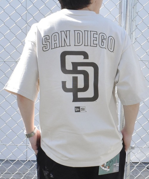 NEW ERA(ニューエラ)の「【ムラサキスポーツ限定】NEW ERA/ニューエラ SSOT 半袖 Tシャツ オーバーサイズ バックプリント MLB 14334727/14334728/14334729/14334730(Tシャツ/カットソー・メンズ・ライトブルー/ブラック/ストーン/ホワイト×ネイビー・XL/2XL/M/L)」の2枚目の写真