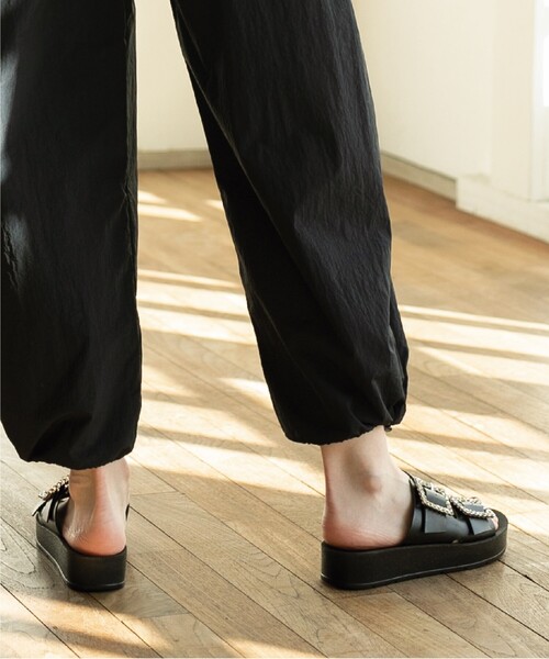 OPAQUE.CLIP（オペークドットクリップ）の「◆ビジューバックルダブルベルトサンダル（サンダル・レディース・オフホワイト/ブラック/ゴールド・02/03）」の20枚目の写真