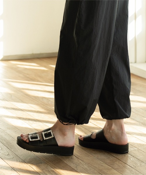 OPAQUE.CLIP（オペークドットクリップ）の「◆ビジューバックルダブルベルトサンダル（サンダル・レディース・オフホワイト/ブラック/ゴールド・02/03）」の6枚目の写真