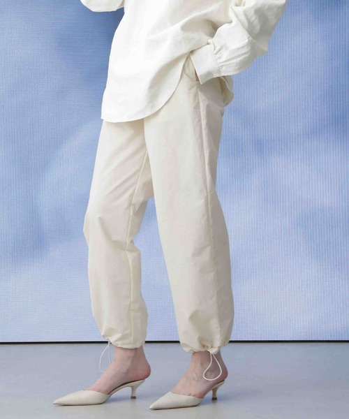Apo(s)ture（アポスチャー）の「ARIA-006/撥水ナイロンドロストストレートパンツ（その他パンツ・レディース・ベージュ/グレー/ブラック/アイボリー・XS/S/M/L/XL）」の2枚目の写真