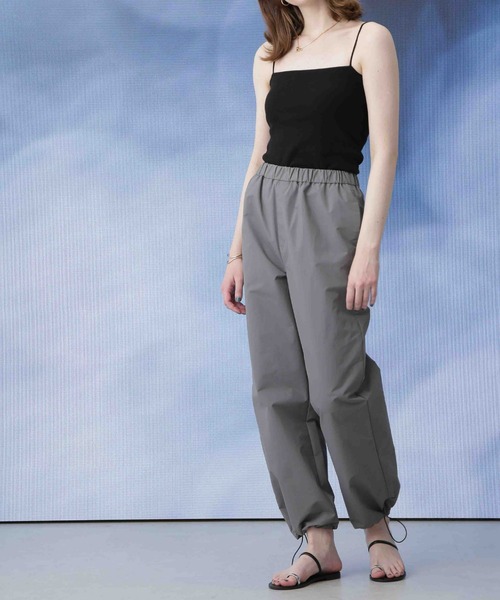 Apo(s)ture（アポスチャー）の「ARIA-006/撥水ナイロンドロストストレートパンツ（その他パンツ・レディース・ベージュ/グレー/ブラック/アイボリー・XS/S/M/L/XL）」の5枚目の写真