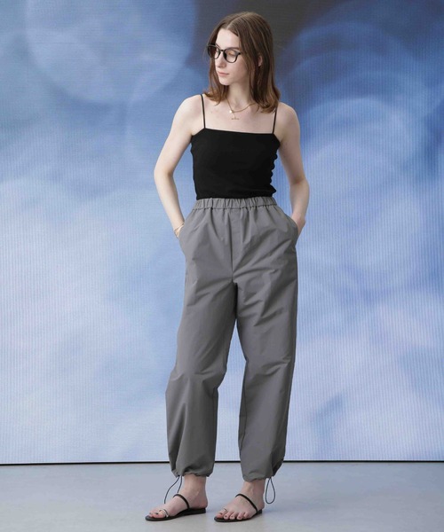 Apo(s)ture（アポスチャー）の「ARIA-006/撥水ナイロンドロストストレートパンツ（その他パンツ・レディース・ベージュ/グレー/ブラック/アイボリー・XS/S/M/L/XL）」の6枚目の写真