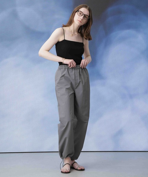 Apo(s)ture（アポスチャー）の「ARIA-006/撥水ナイロンドロストストレートパンツ（その他パンツ・レディース・ベージュ/グレー/ブラック/アイボリー・XS/S/M/L/XL）」の8枚目の写真