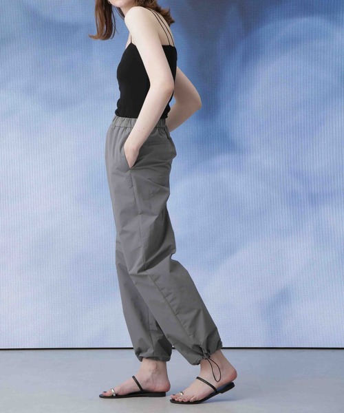 Apo(s)ture（アポスチャー）の「ARIA-006/撥水ナイロンドロストストレートパンツ（その他パンツ・レディース・ベージュ/グレー/ブラック/アイボリー・XS/S/M/L/XL）」の9枚目の写真