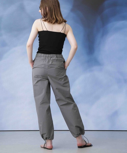 Apo(s)ture（アポスチャー）の「ARIA-006/撥水ナイロンドロストストレートパンツ（その他パンツ・レディース・ベージュ/グレー/ブラック/アイボリー・XS/S/M/L/XL）」の10枚目の写真