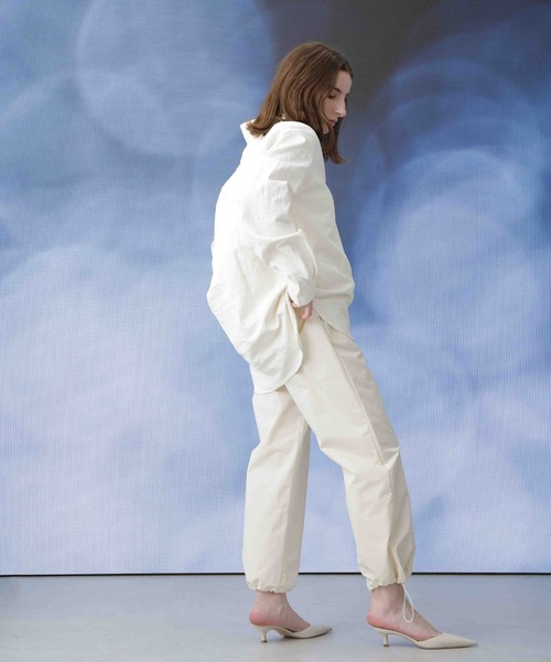Apo(s)ture（アポスチャー）の「ARIA-006/撥水ナイロンドロストストレートパンツ（その他パンツ・レディース・ベージュ/グレー/ブラック/アイボリー・XS/S/M/L/XL）」の16枚目の写真